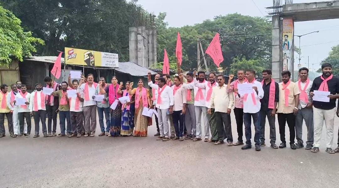 గ్యాస్ ఏజెన్సీ తరలింపు పై భగ్గుమన్న బీఆర్ఎస్