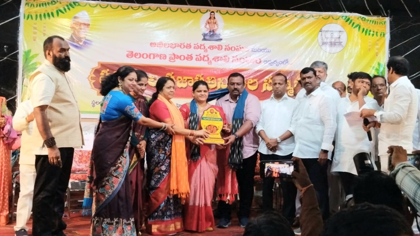 పద్మశాలి సంఘం ఆధ్వర్యంలో చైర్‌పర్సన్‌ దంపతులకు ఘన సన్మానం