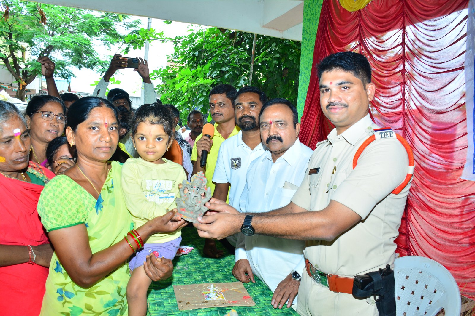 అక్షయ స్వచ్ఛంద సేవా సంస్థ సేవలు అభినందనీయం: ఎస్‌ఐ నవీన్‌కుమార్‌