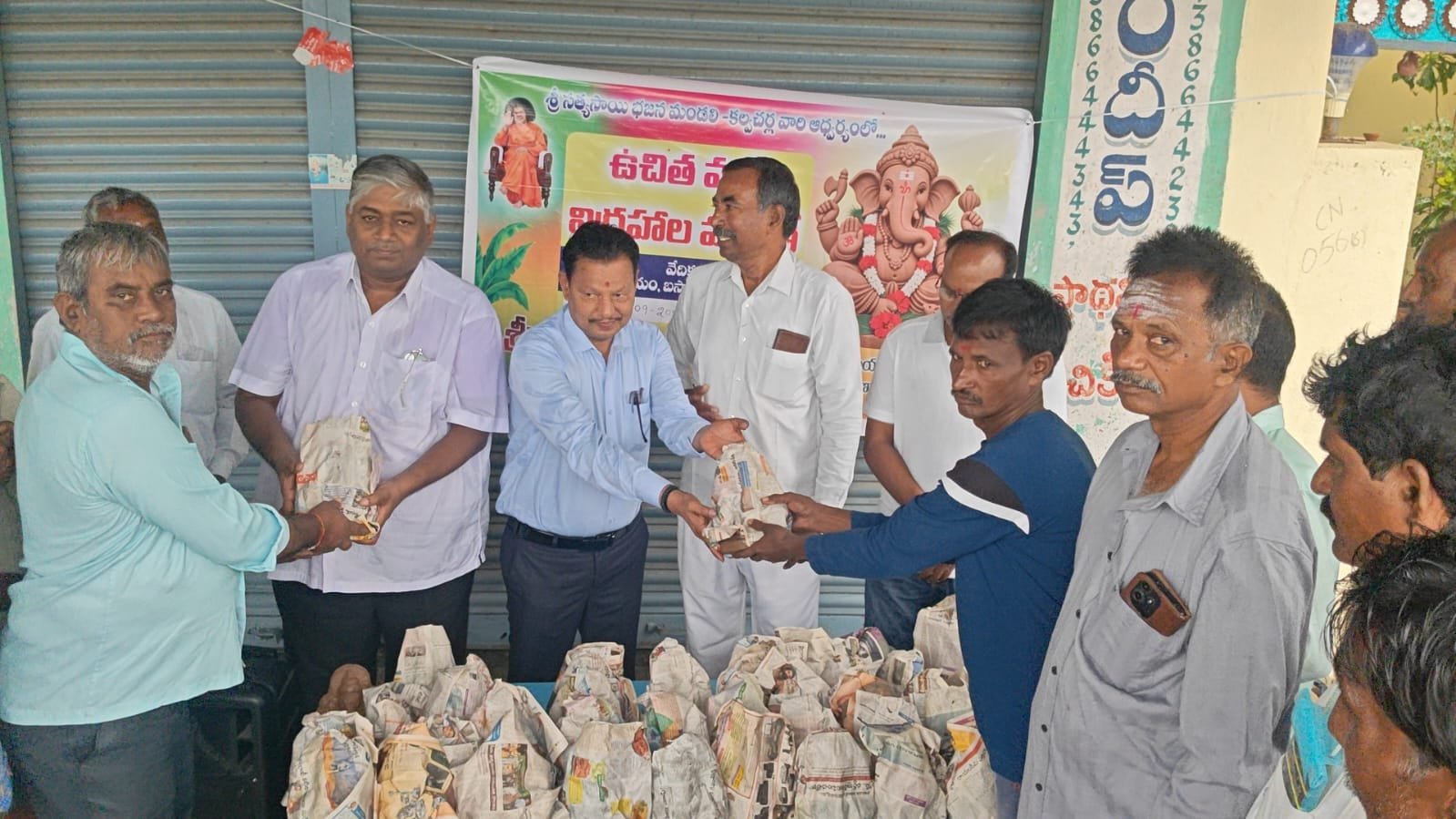 కల్వచర్లలో ఉచిత మట్టి గణపతుల పంపిణీ