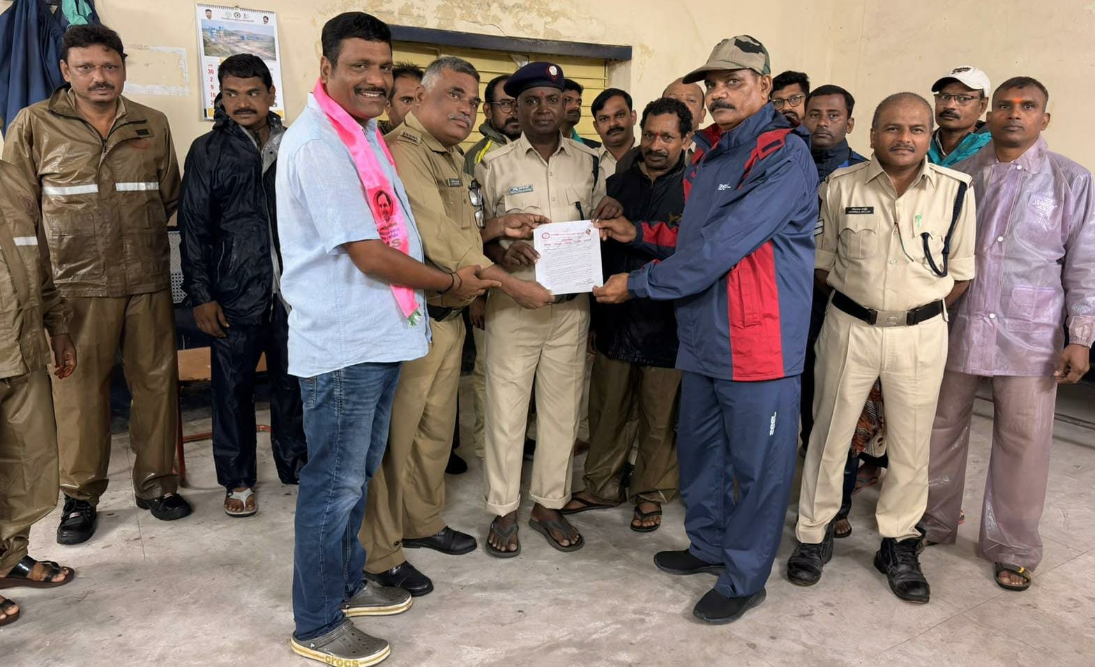 ఎన్నికలు నిర్వహించాలి, అప్పటి వరకు అన్ని సంఘాలకు సమాన హోదా కల్పించాలి.             -ఎస్&పిసి, అడ్రియాల గని టిబిజికెఎస్ నాయకుల వినతి. - Additional Image