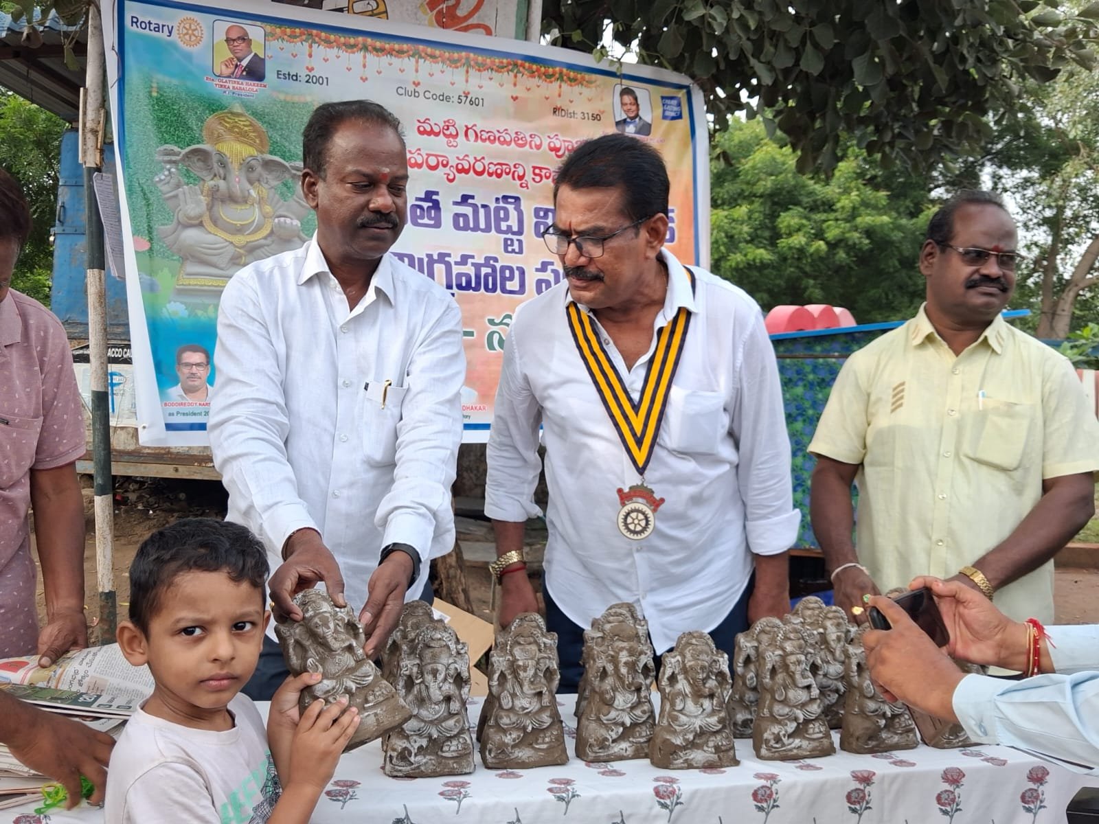 రోటరీ క్లబ్ వారి మట్టి వినాయక విగ్రహాల పంపిణీ*