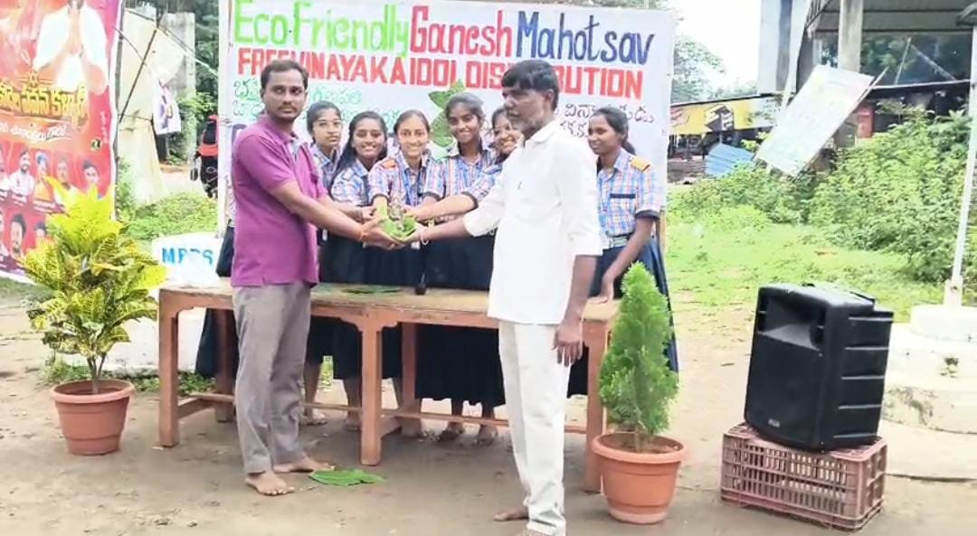 కాలుష్య నివారణకు మట్టి గణపతుల పంపిణీ