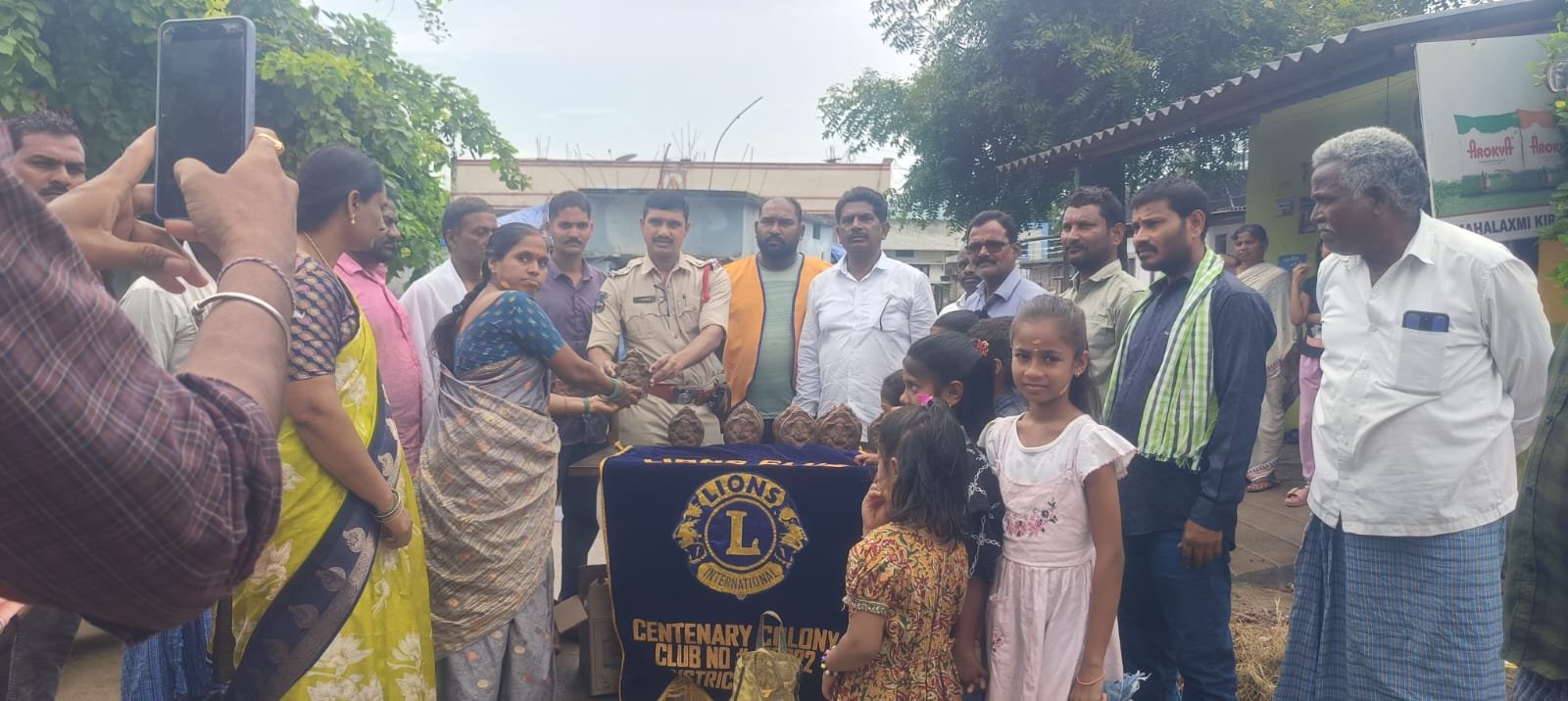 లయన్స్ క్లబ్ ఆధ్వర్యంలో తులసి విత్తనాలతో కూడిన మట్టి గణపతుల పంపిణీ