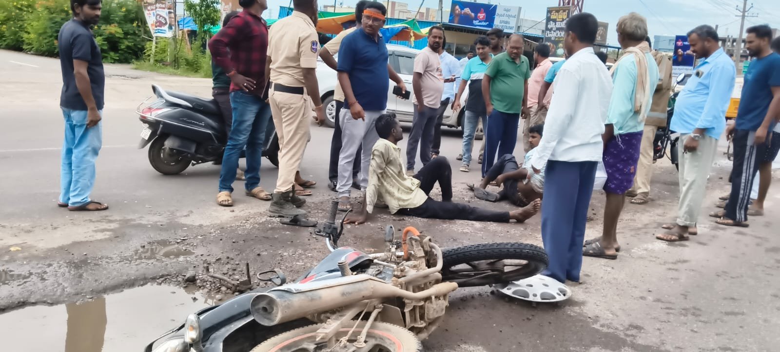 బైక్‌ను ఢీకొన్న బొలేరో.. ఇద్దరికి గాయాలు