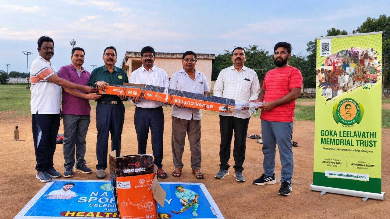 నర్సంపేట మిని స్టేడియానికి గడ్డి కోత పరికరం వితరణ