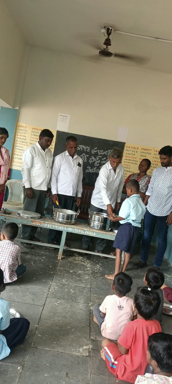 ప్రజాపాలన లో భాగంగా స్కూల్ పిల్లలకు మార్నింగ్ టిఫిన్స్..