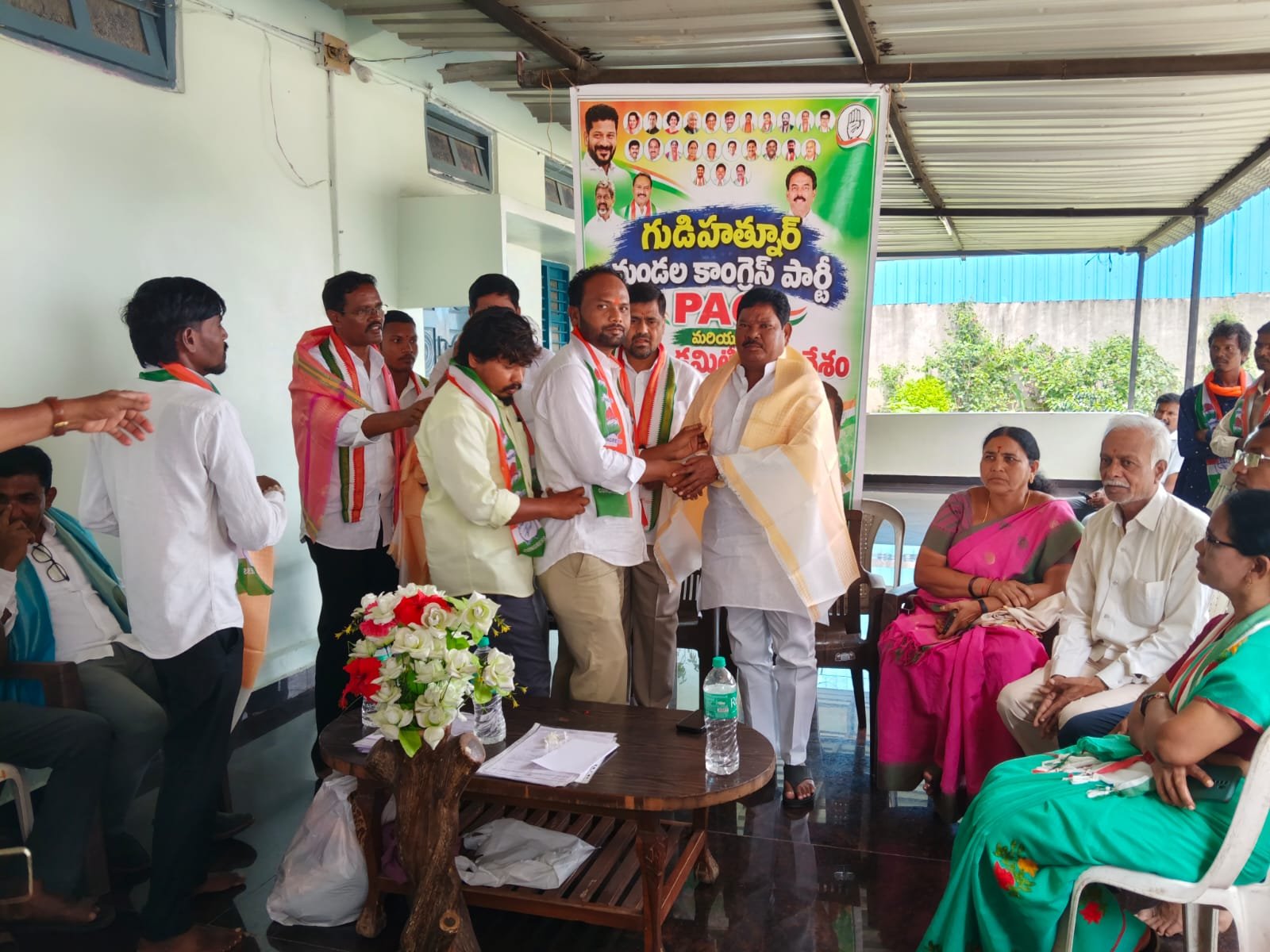 కాంగ్రెస్ పార్టీలో చేరిన పెందుర్ జీవన్ మహారాజ్* - Additional Image