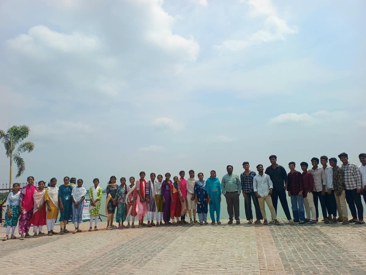 విజ్ఞాన విహార యాత్ర అపోలో కాలేజ్ ప్రిన్సిపాల్ వేముల గణేష్