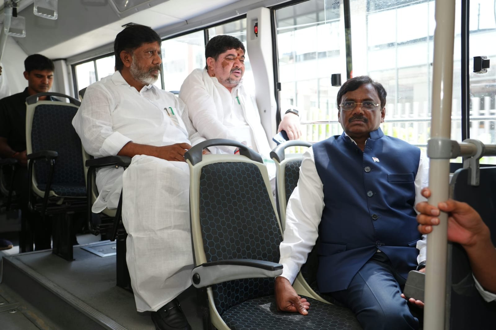  సెక్రటేరియట్‌ వరకు ఆర్టీసీ బస్సులో ప్రయాణించిన శక్తి గనుల శాఖ మంత్రి వివేక్ వెంకటస్వామి మరియు మంత్రులు