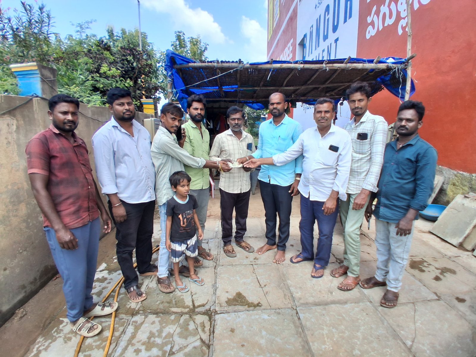 మంటల్లో జీవనాధారం.. బాధితుడికి యూనియన్ ఆర్థిక సాయం
