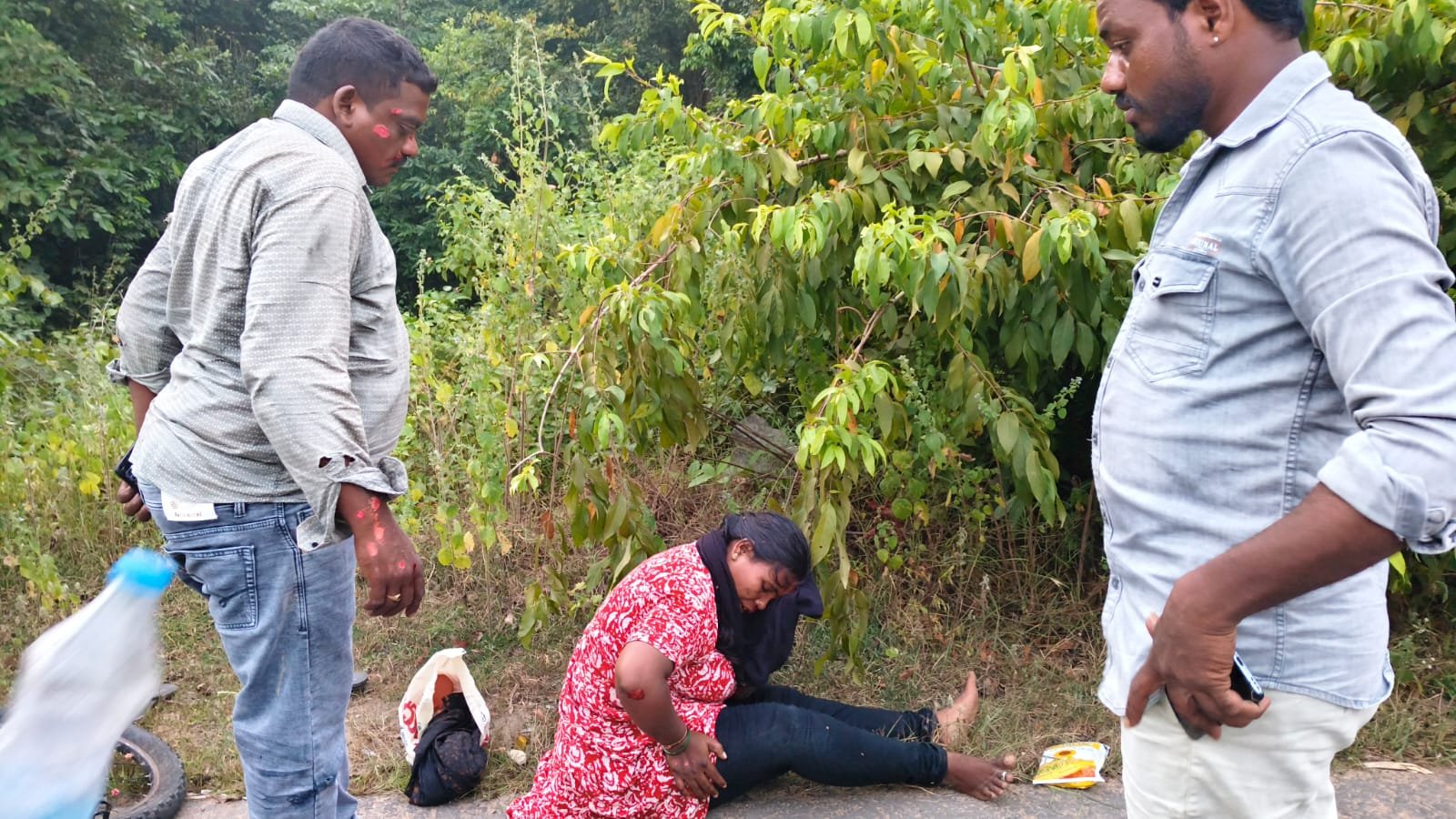 బైక్ అదుపుతప్పి భార్యాభర్తలకు గాయాలు  