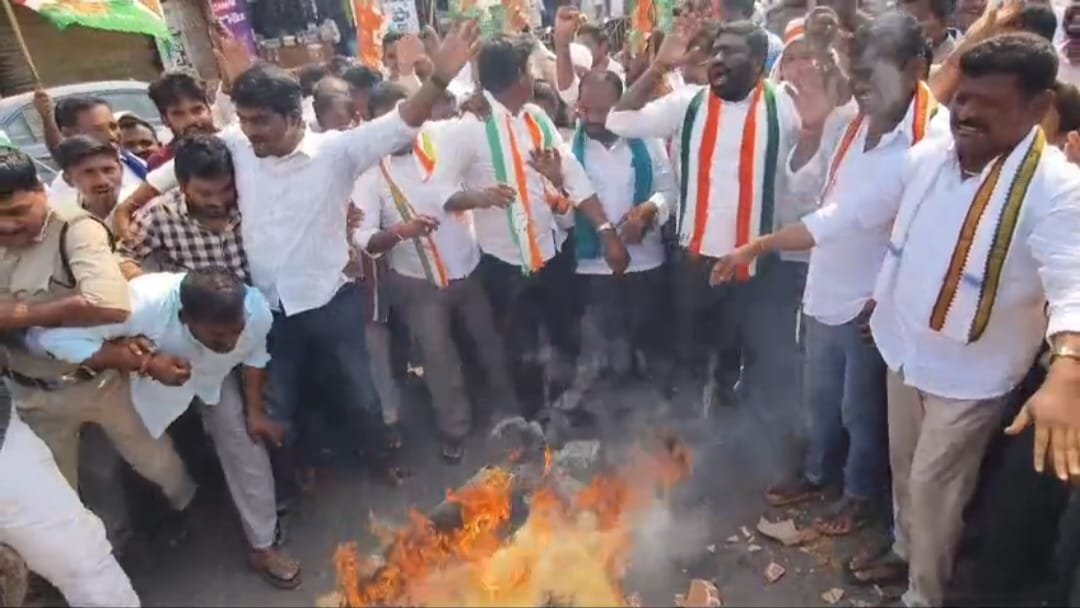 సీఈసీ తీరును నిరసిస్తూ కాంగ్రెస్ ధర్నా
