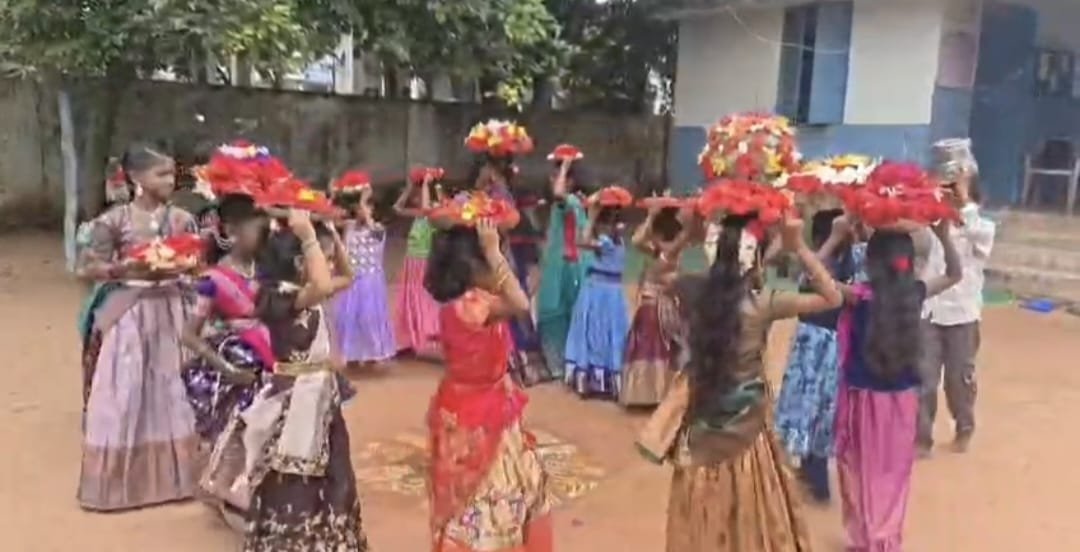 విద్యార్థులకు బతుకమ్మ పండుగపై అవగాహన