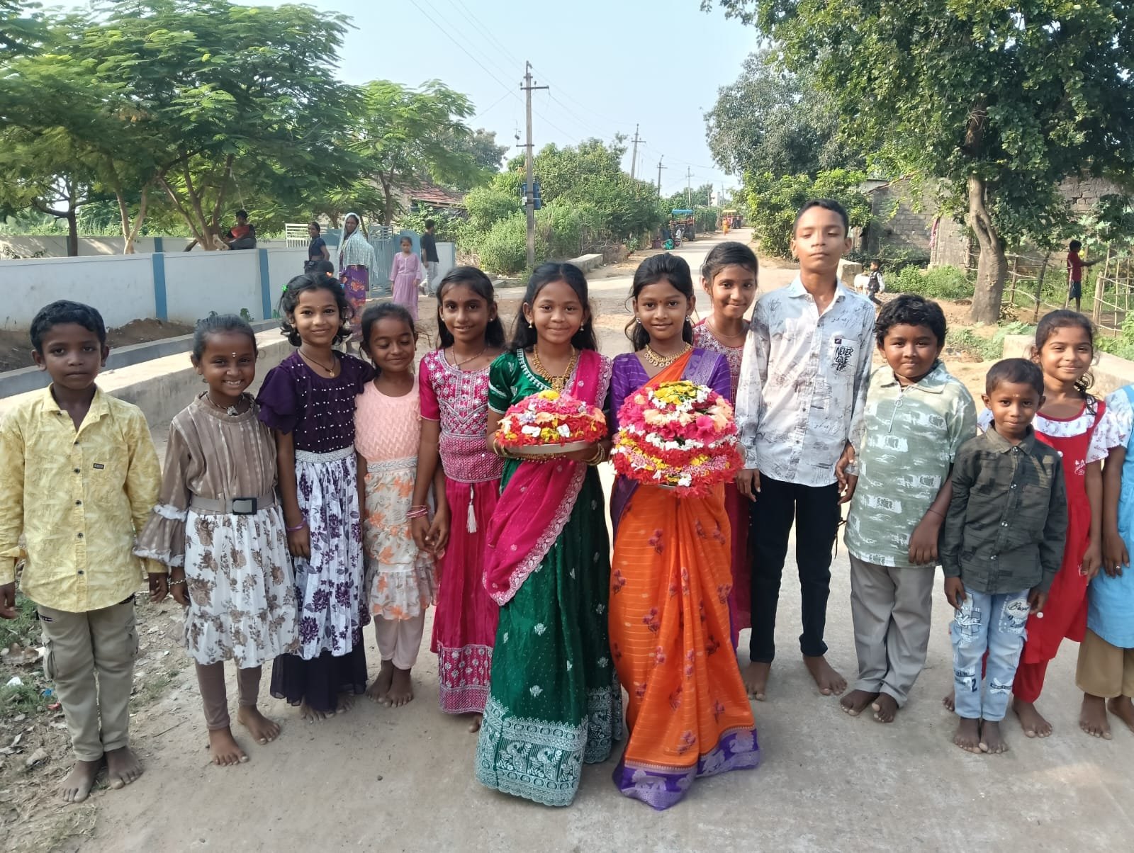 ఆటపాటలతో చిన్నారుల బతుకమ్మ సంబరాలు