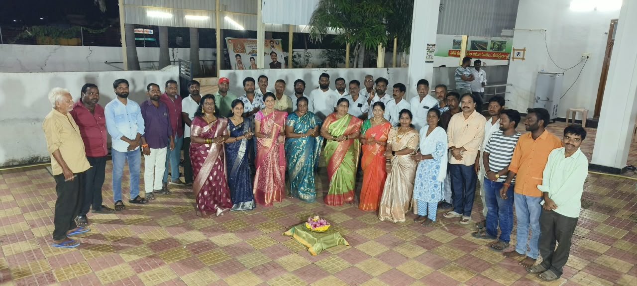 చెన్నూర్ ఎమ్మెల్యే కార్యాలయంలో  అంబరాన్ని అంటిన బతుకమ్మ సంబరాలు ఘనంగా ఎంగిలిపూల బతుకమ్మ వేడుకలు!