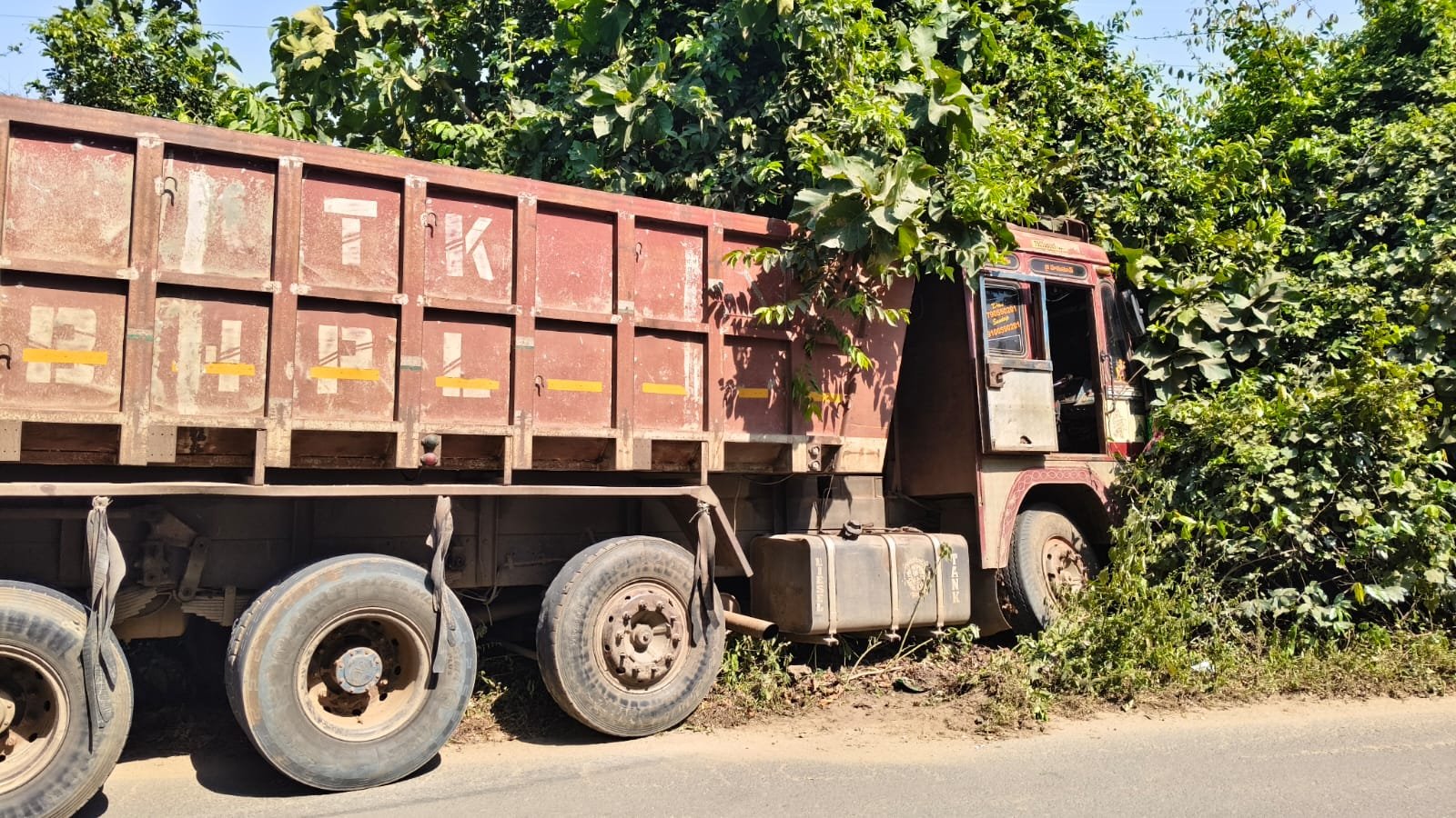 స్టీరింగ్ ఫెయిల్.. అడవిలోకి దూసుకెళ్లిన ఇసుక టిప్పర్